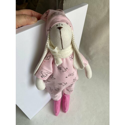 мягкая игрушка олененок тильда в платье и панталончиках Текстильная мягкая игрушка заяц Тильда в розовом комбинезоне полосатых носках