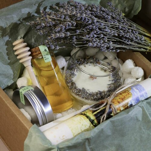 Подарочный набор Расслабляющая атмосфера Свеча, мед, веретено, букет лаванды, зеленый чай