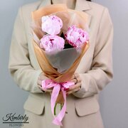 Ароматный букет живых цветов из 3 пионов Сара Бернар, цвет розовый, светлый