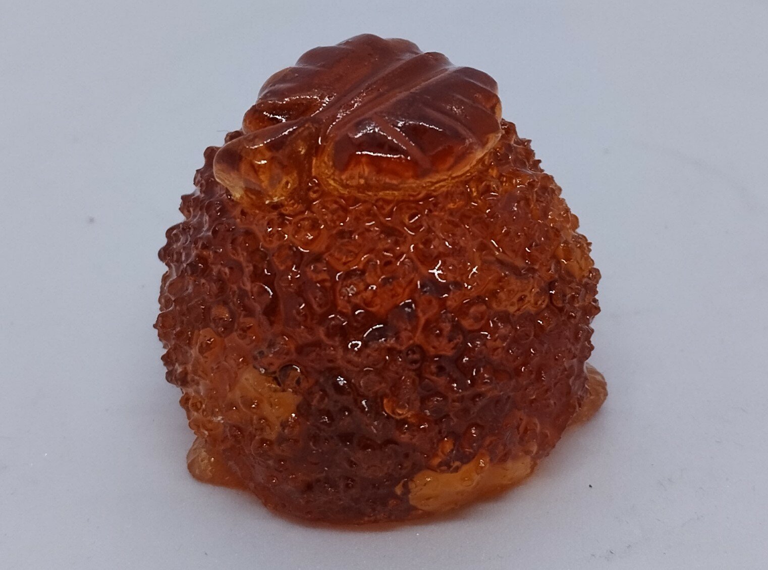 Янтарная фигурка "Ёжик с листиком " — фото 1