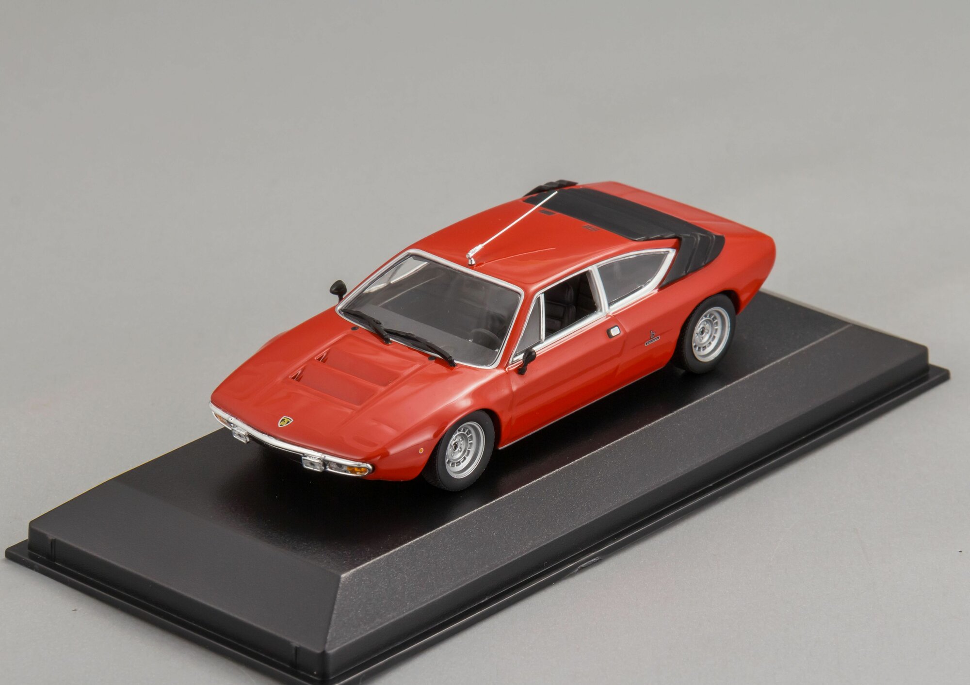 Коллекционная масштабная модель 1:43 Lamborghini Urraco - 1974 от Maxichamps