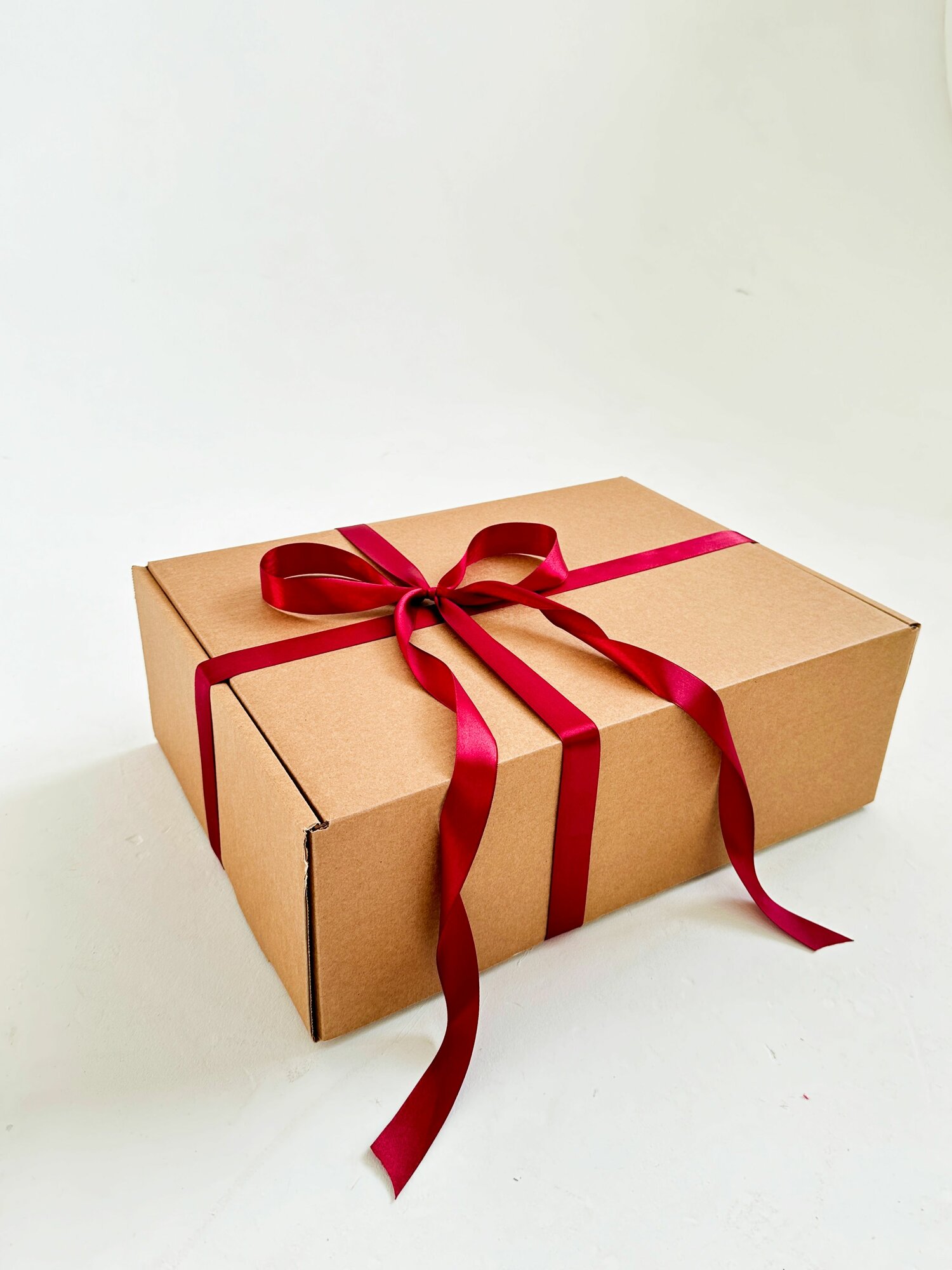 Большая подарочная коробка GILEV 44x32x15см с бордовой лентой и наполнителем крафт