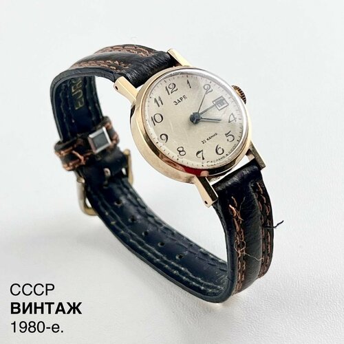 Винтажные наручные женские часы с календарем "Заря. 22 камня". Позолота Au 1. На ходу. СССР, 1980-е.