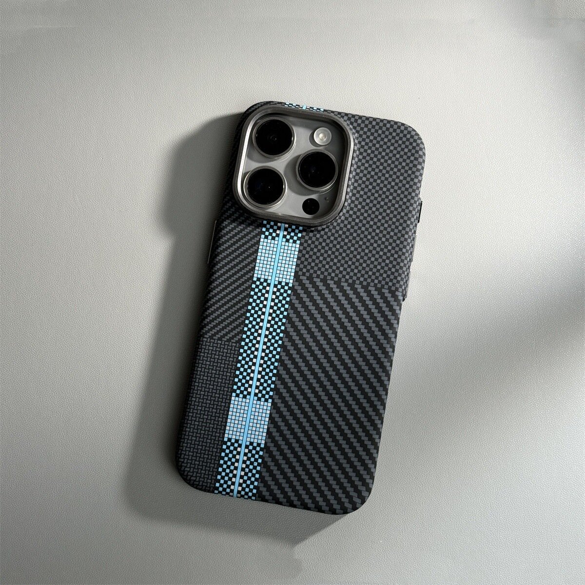 Карбонвый чехол для iPhone 15 Pro с Magsafe. Apple iPhone 15 Pro case.
