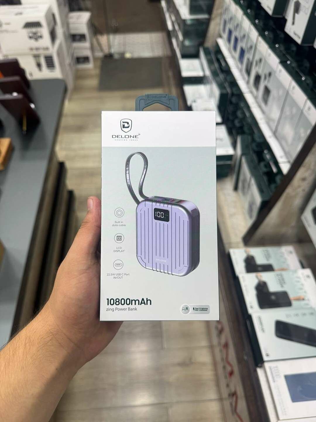 Стильный фиолетовый Power Bank Delone 10800mAh с экраном и USB-C портом.