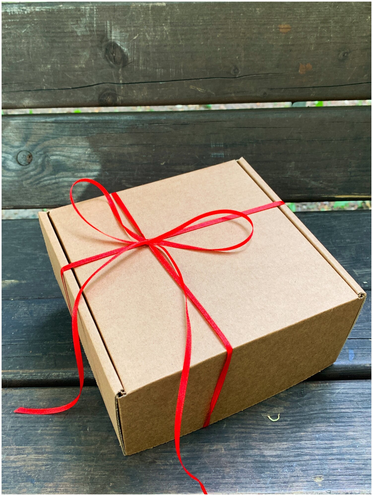 Подарочная коробка квадратная крафт с красной лентой 16х16х8 см