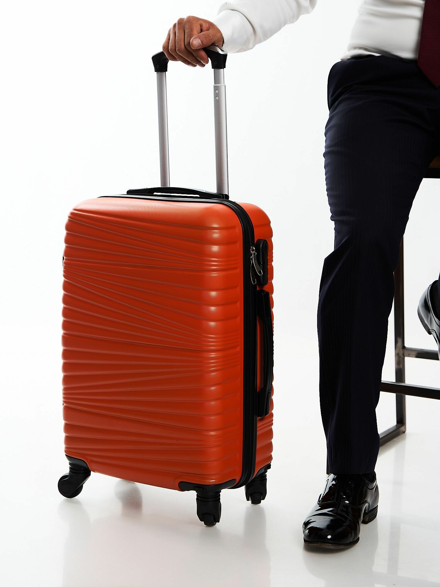 фото Чемодан с узором Волна, цвет Оранжевый, размер L (съемные колеса)