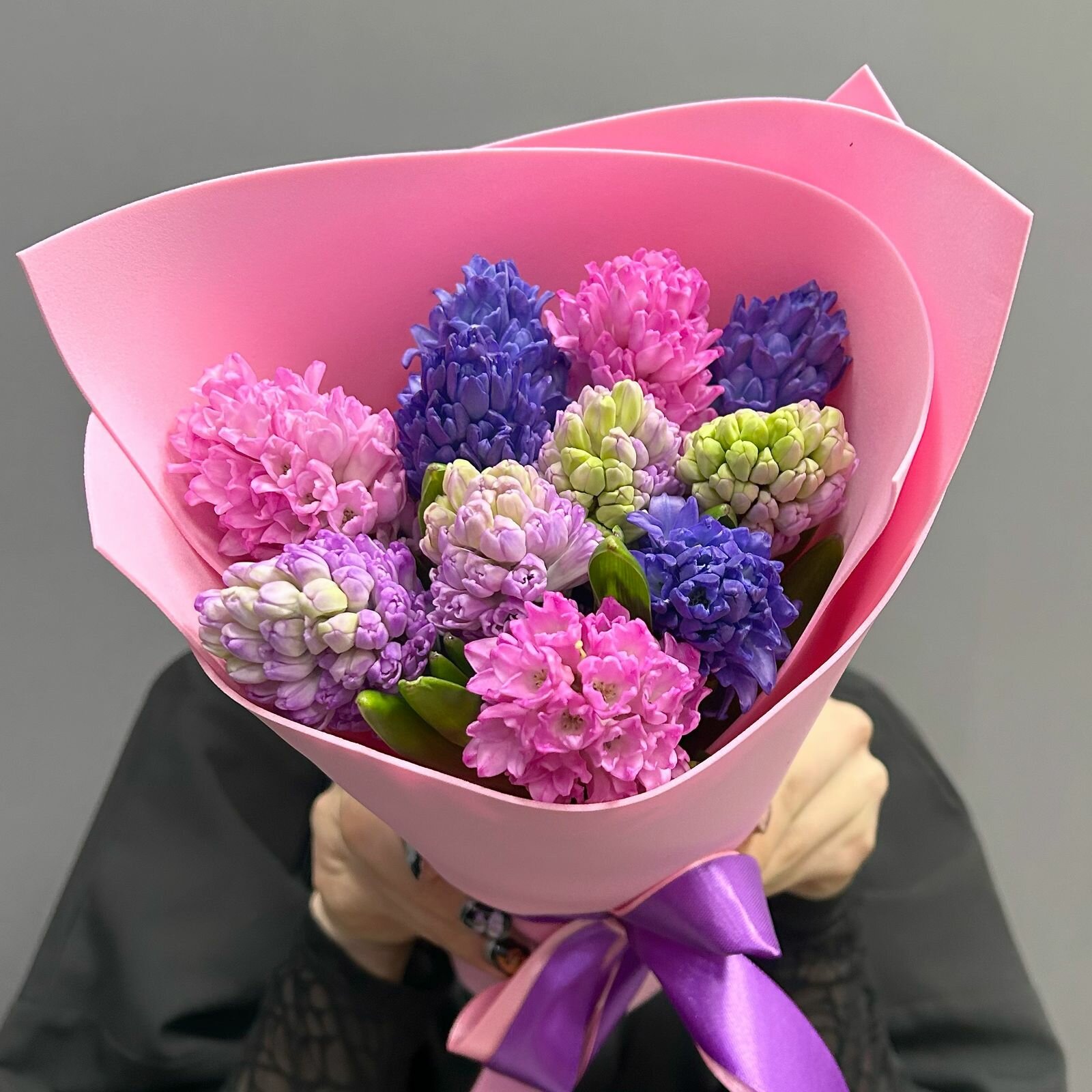 Микс-букет из разноцветных гиацинтов в розовом фоамиране ( 15 шт)
