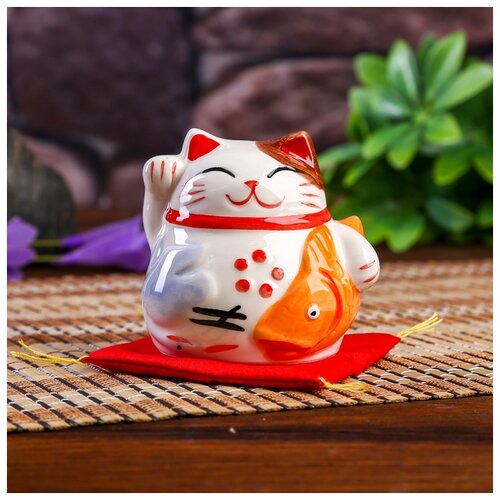 фото Сувенир кот копилка керамика "манэки-нэко с рыбкой на подушке" 6,5х7,5х6,3 см 4103839 сима-ленд