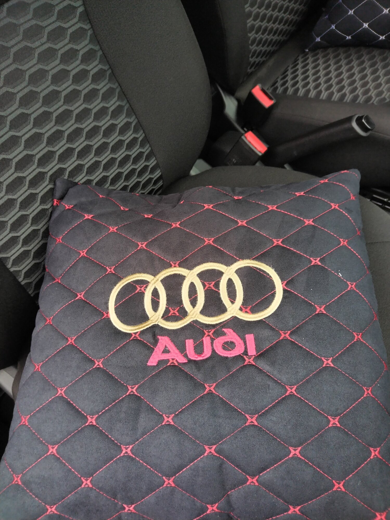 Подушка с логотипом для автомобиля