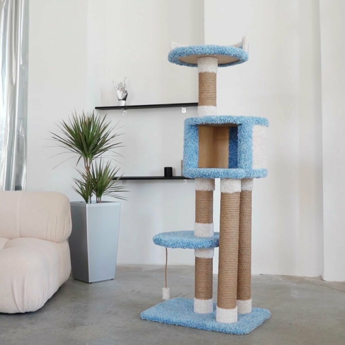 Комплекс для кошек с домиком и игрушкой, когтеточка с лежанкой высокая "Хвастун" голубой - фотография № 1