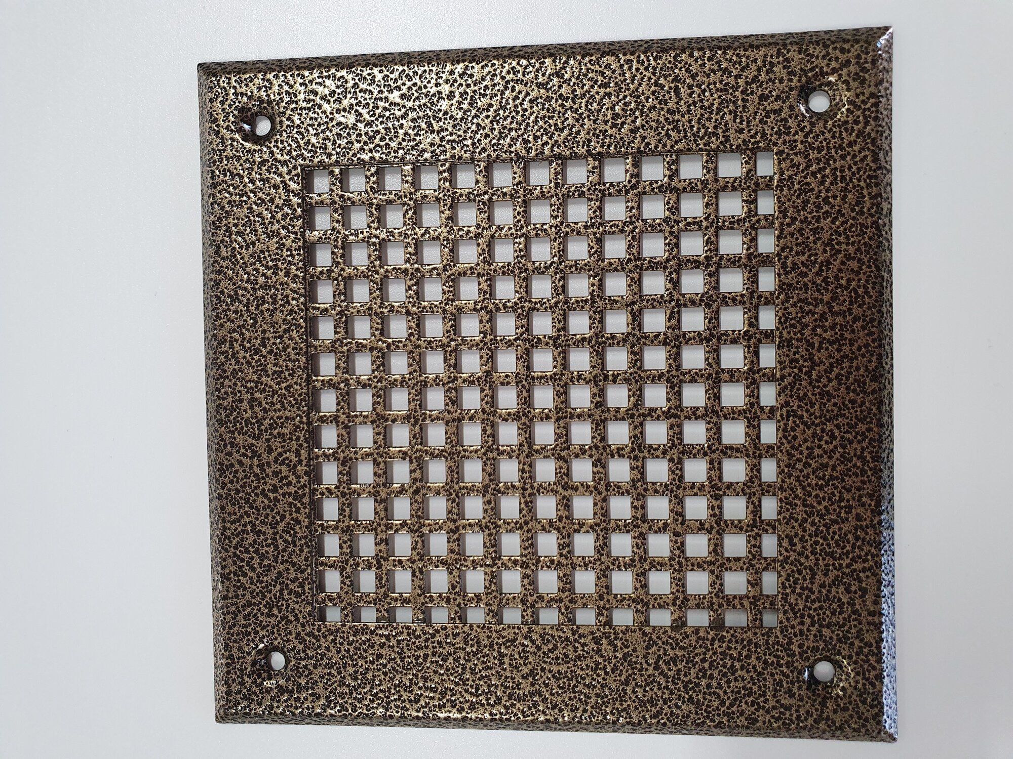 Вентиляционная решетка металлическая 150х150 мм, тип перфорации крупный квадрат (Qg 5-8), антик бронзовый