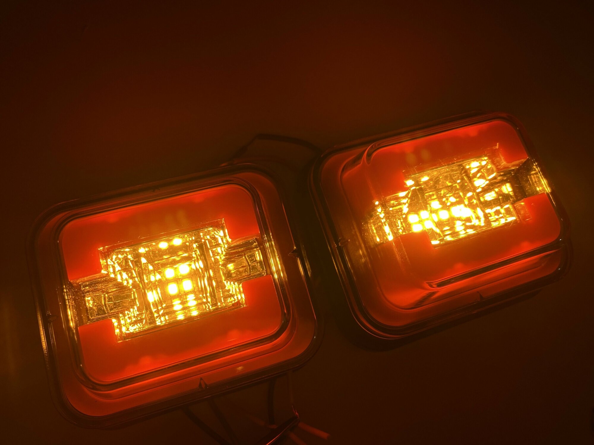 Светодиодные универсальные задние фонари на прицеп LED Квадрат Неон, 12-24в, комплект 2шт