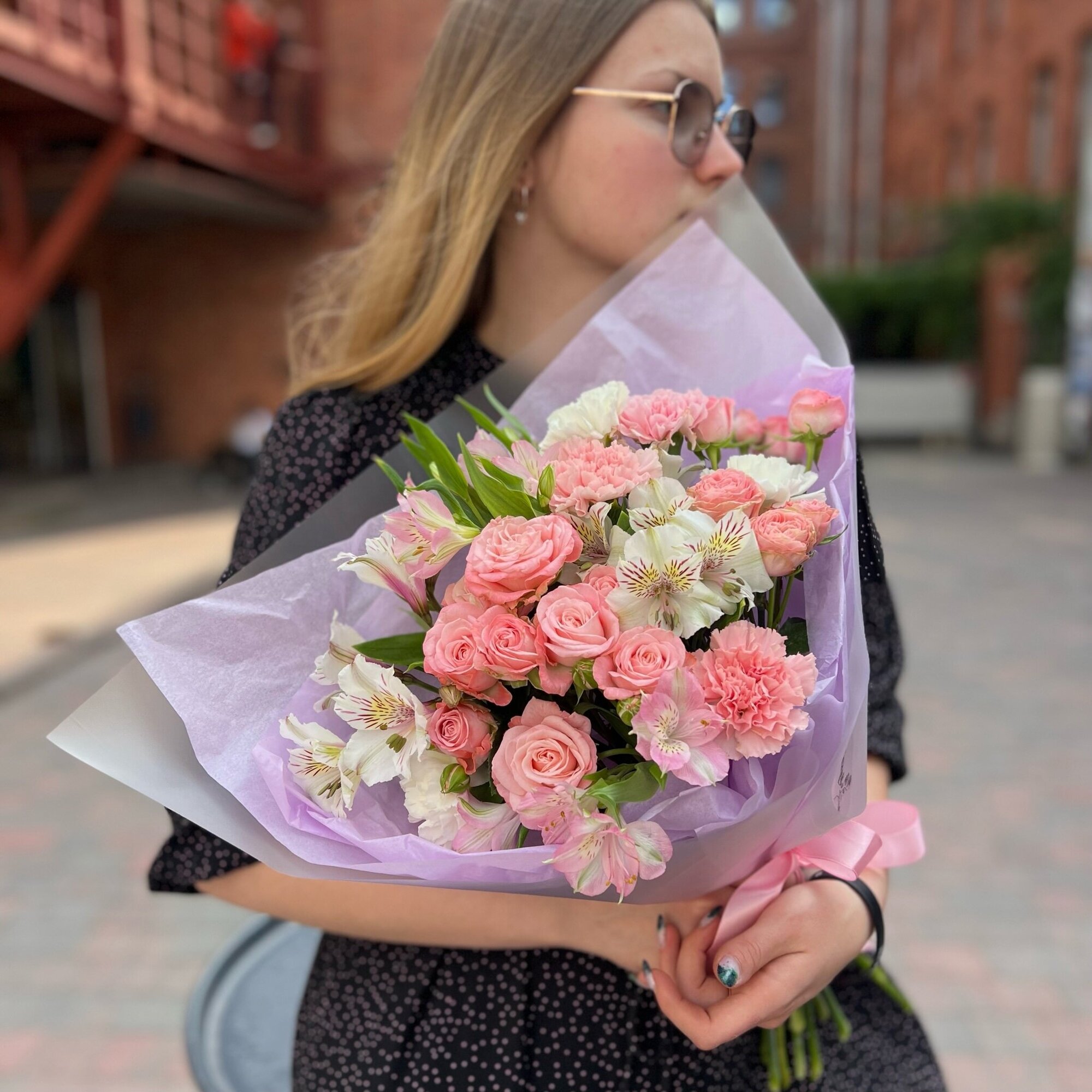 Букет цветов "Кокетка" (Роза кустовая пионовидная, диантус(гвоздика), альстромерия ) «Букет-Мукет»