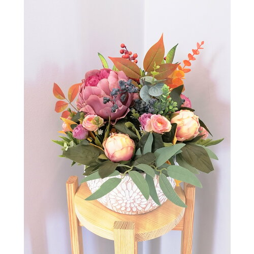 Композиция из искусственных цветов \