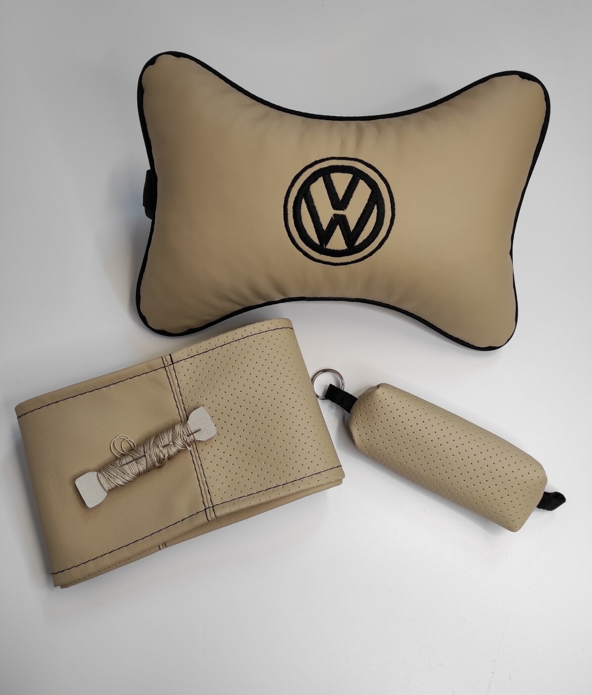 VOLKSWAGEN Подарочный набор: подушка на подголовник с вышивкой оплетка на руль и ключница из экокожи бежевая