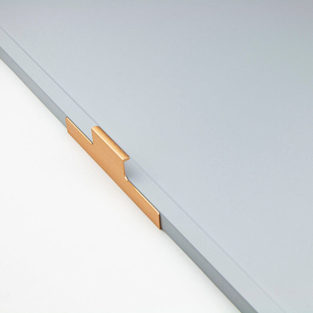 Торцевая мебельная ручка LIND C=128 мм золото брашированное - фотография № 2