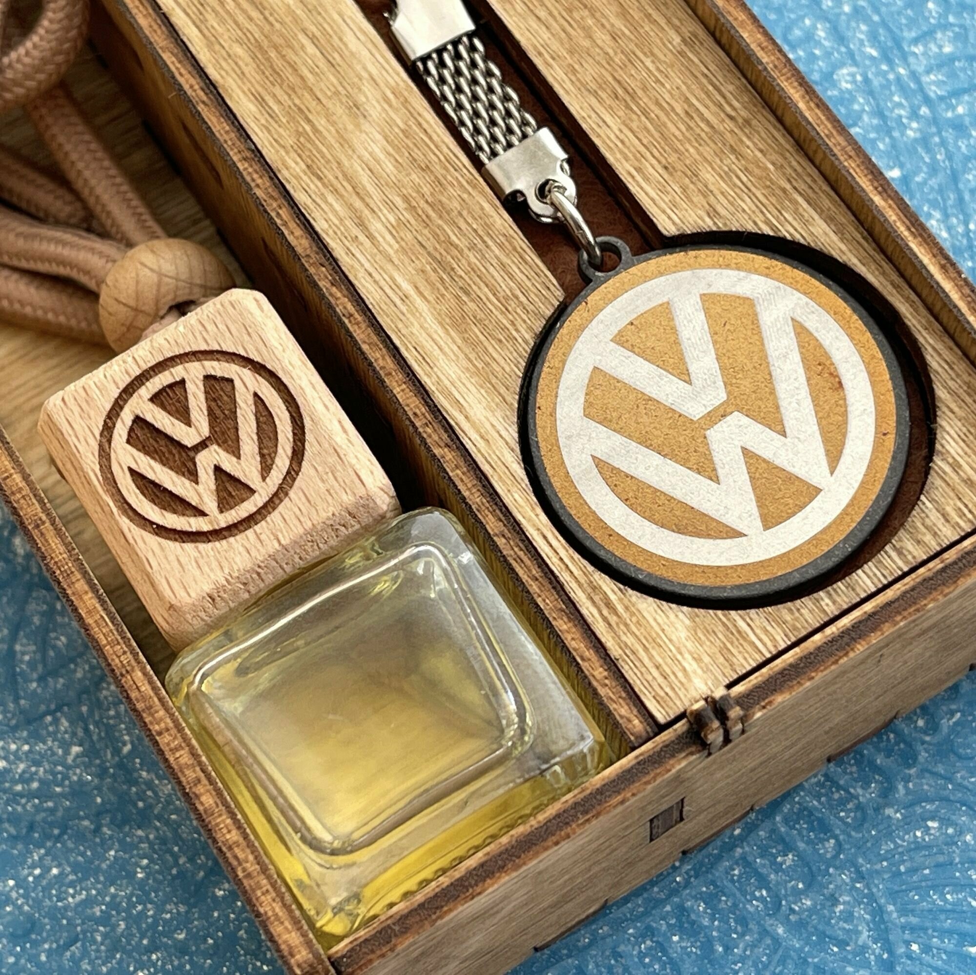 Подарочный набор Volkswagen. В комплекте титановый брелок + ароматизатор с популярным ароматом "Sex on board"