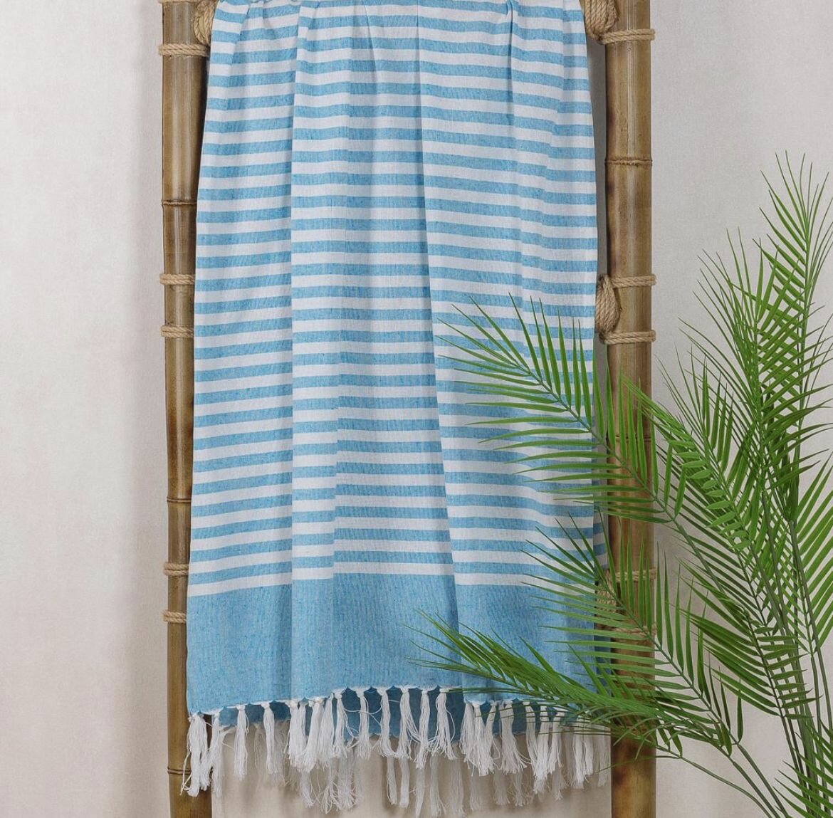 фото Покрывало пляжное, парео, палантин, 100% хлопок, 90х180см, Индия, голубой/белый, с кисточками, для пляжа, пикника, отдыха, загород, на природу