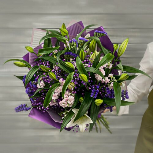 Изображение товара Букет из живых цветов лилий, маттиол и гипсофилы