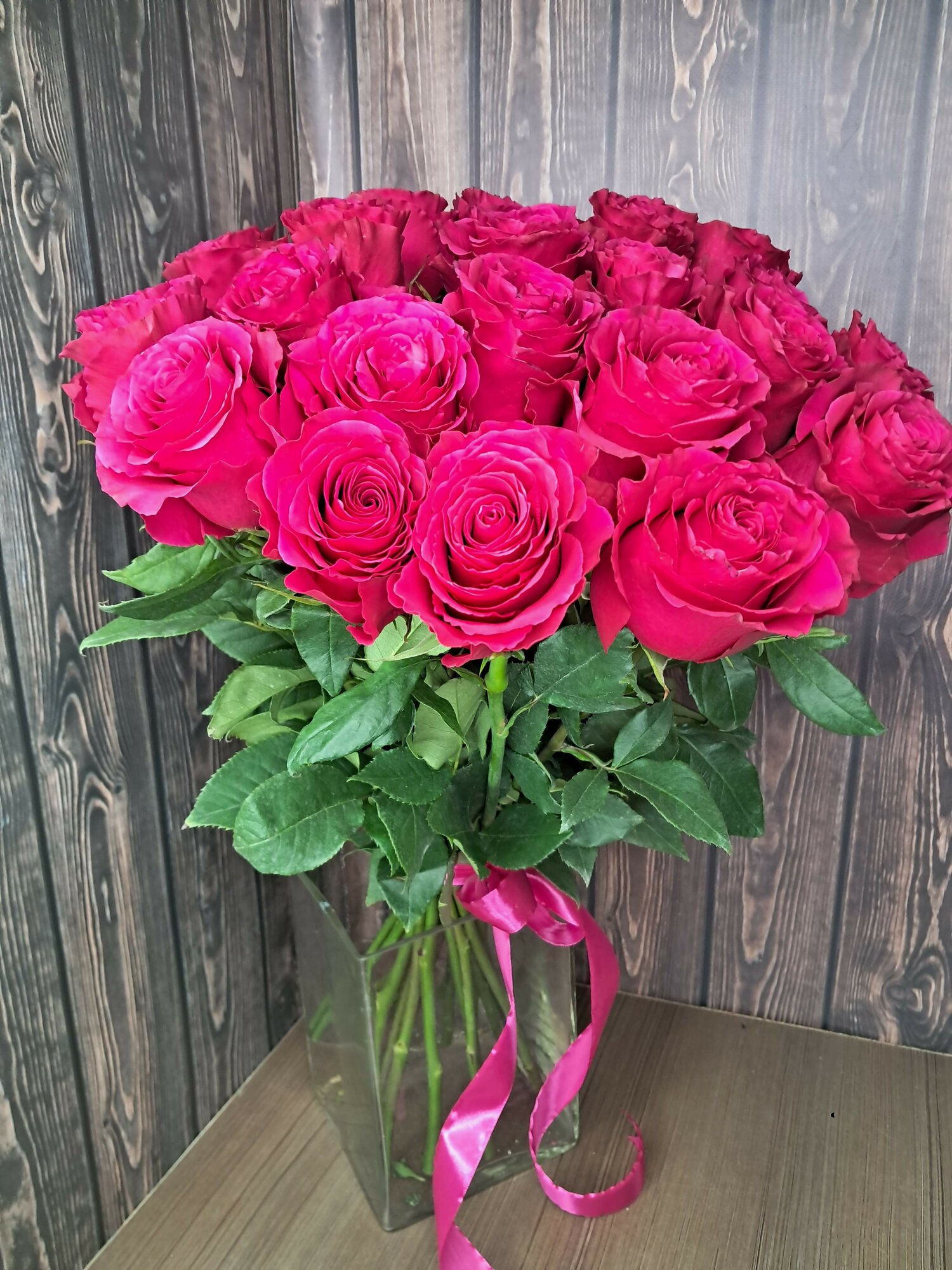 Монобукет "Ярко-Розовая Роза" Эквадор 23 штуки высота 67 см