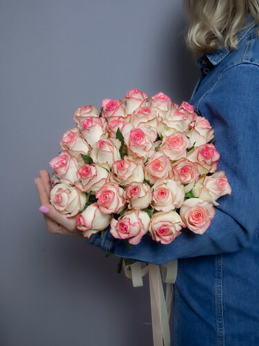 Изображение товара Букет живых цветов из 21 роз сорта Джумилия бело-розового цвета, высотой 40 см