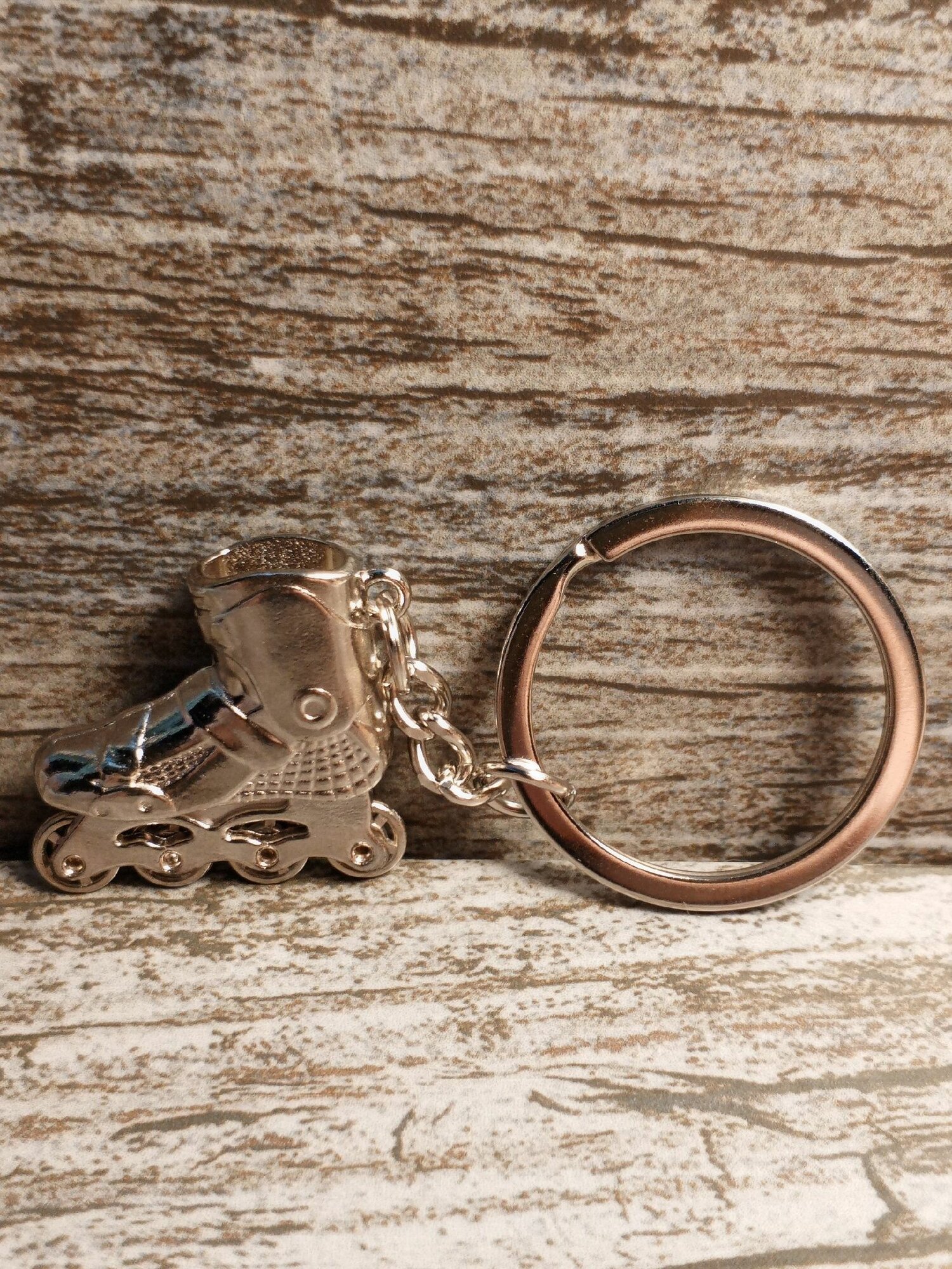 Картинки Брелок "Роликовые коньки", металл, вращающиеся колеса, цвет хром