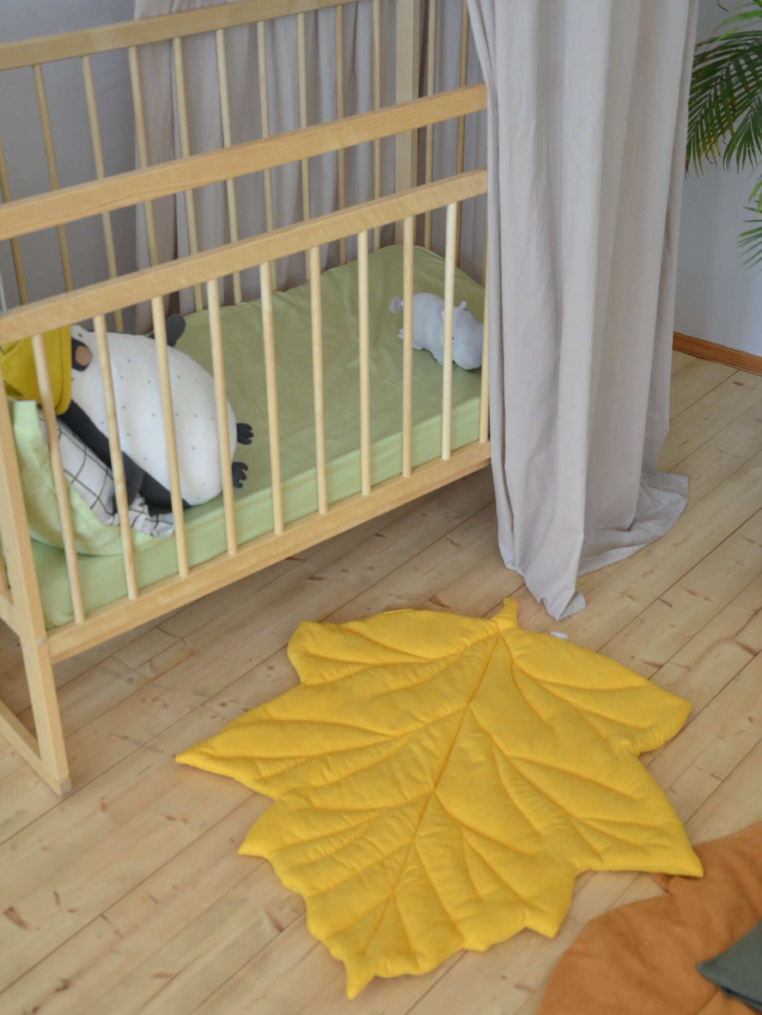 Коврик комнатный декоративный в форме листика 80Х95, желто-оливковый - фотография № 2