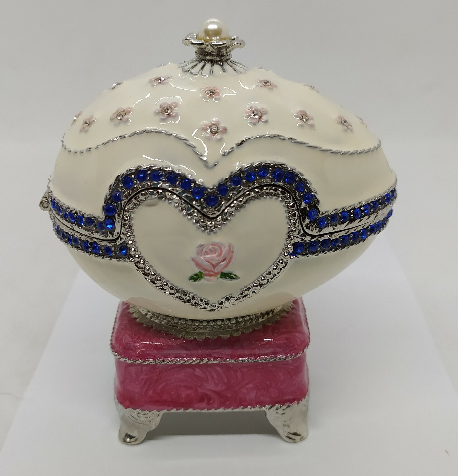 Яйцо Фаберже с сердечком, с жемчугом, белое с розочкой, 2854