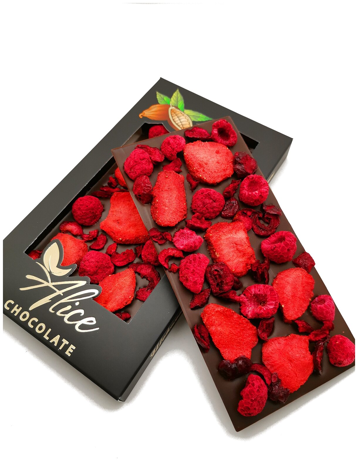 Шоколад ручной работы Alice Chocolate темный 54% с сублимированными ягодами клубники, малины и вишни, 100 гр - фотография № 3