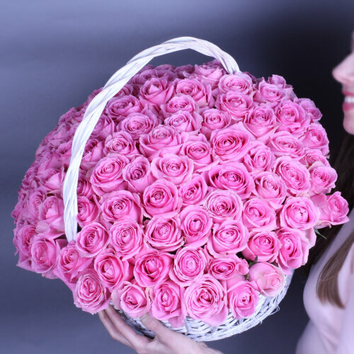 Композиция из 151 розовой розы в плетеной корзине. Для любимых.