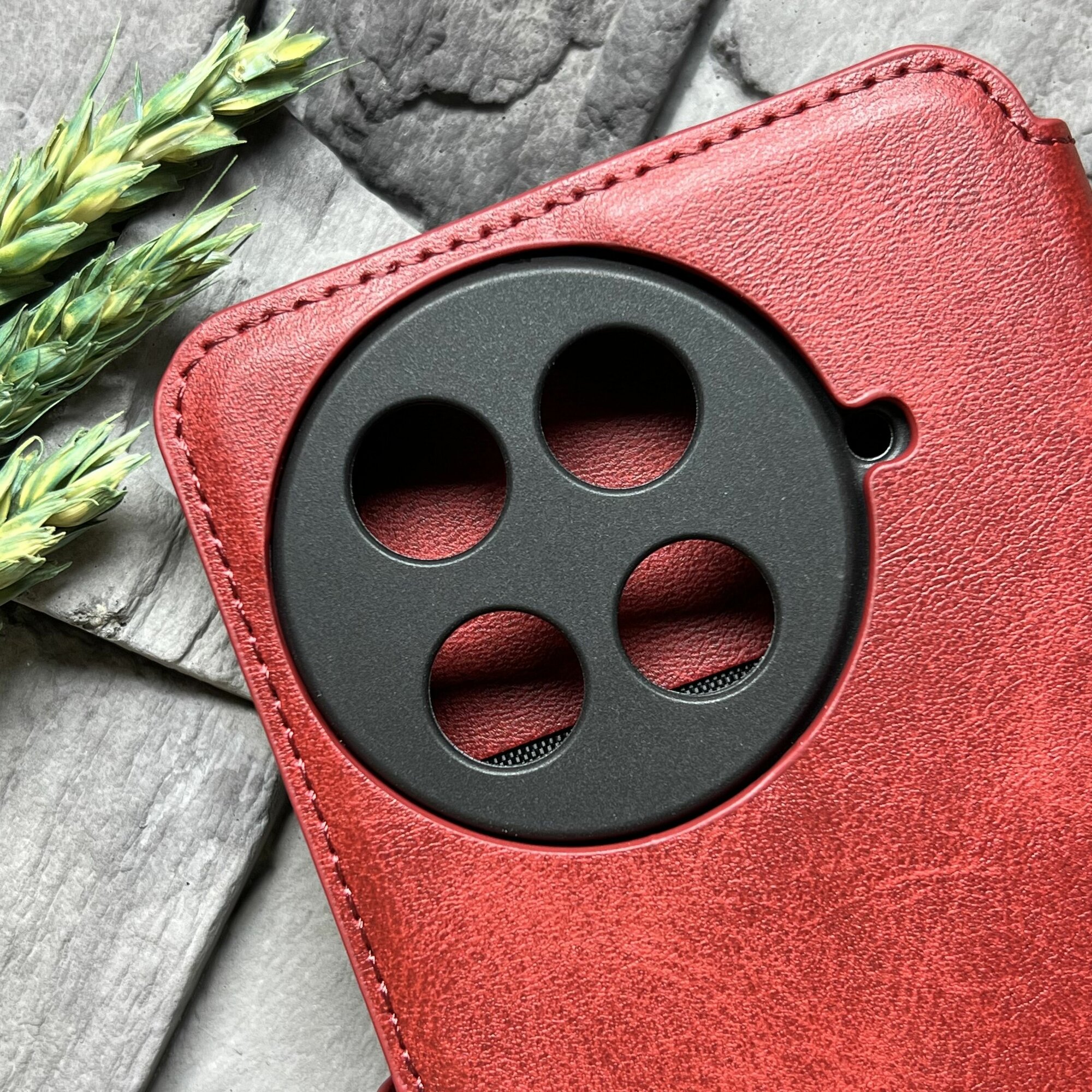 Чехол книжка для Tecno Camon 30S / Tecno Camon 30S Pro кожаный с магнитной застежкой (Техно Камон 30С / Камон 30С Про) с хлястиком, с функцией подставки, красный — фото 1
