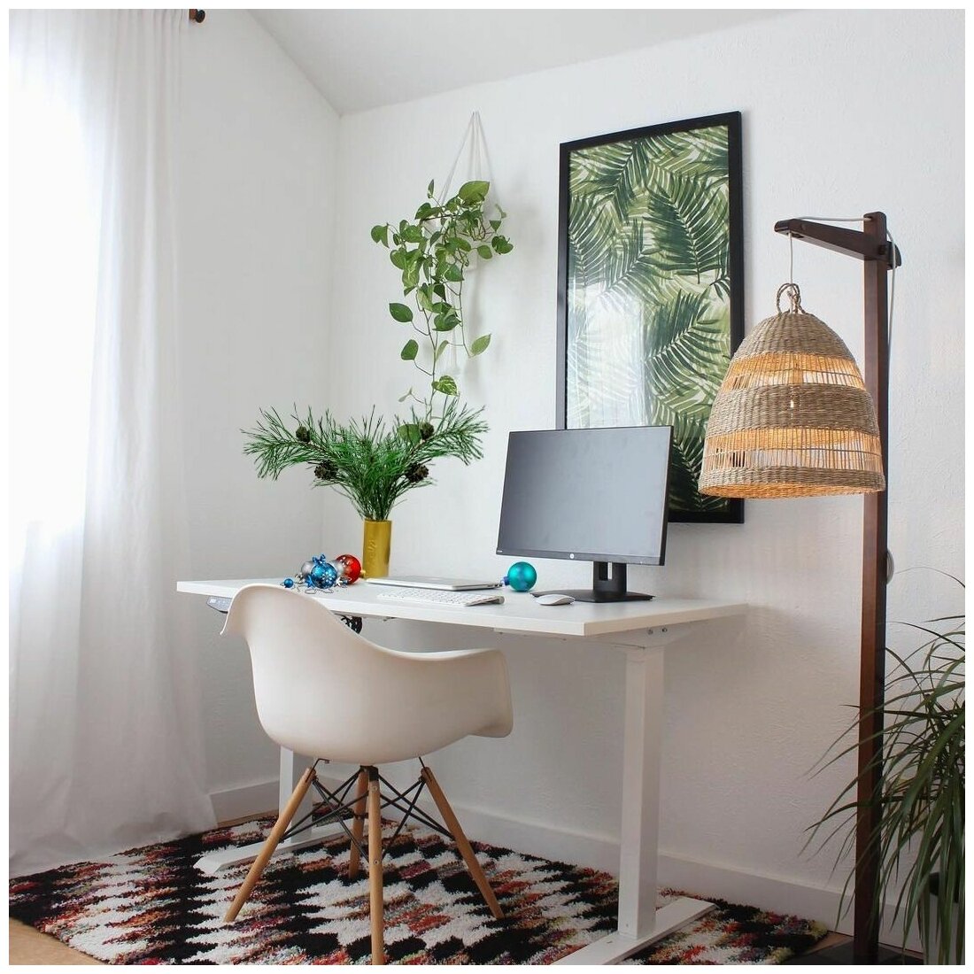 фото Изящная декоративная ваза в итальянском стиле для цветов, канцелярии, декоративных украшений интерьера, уличные аксессуары, дизайн фасада.