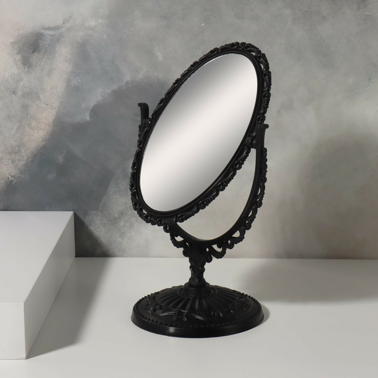 Зеркало настольное, двустороннее, с увеличением, зеркальная поверхность 8,8 × 12,2 см, цвет чёрный