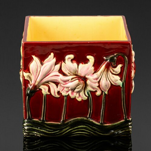 Квадратное кашпо для цветов украшенное рельефным цветочным декором фаянс 26000₽