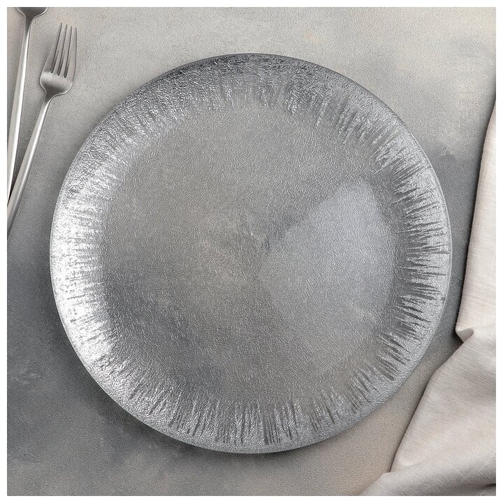 Тарелка стеклянная подстановочная Magistro «Бурлеск», d=33 см, цвет серебряный
