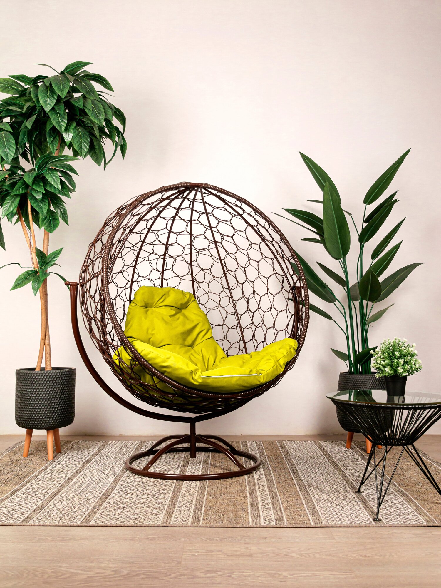 Кресло садовое M-Group круг вращающийся ротанг ротанг коричневый, желтая подушка - фотография № 1