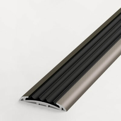 Изображение товара Противоскользящая накладка на ступени Лука ПС08-1, длина 2,7 м, алюминиевая анод шампань 042л, вставка из ПВХ черная 470