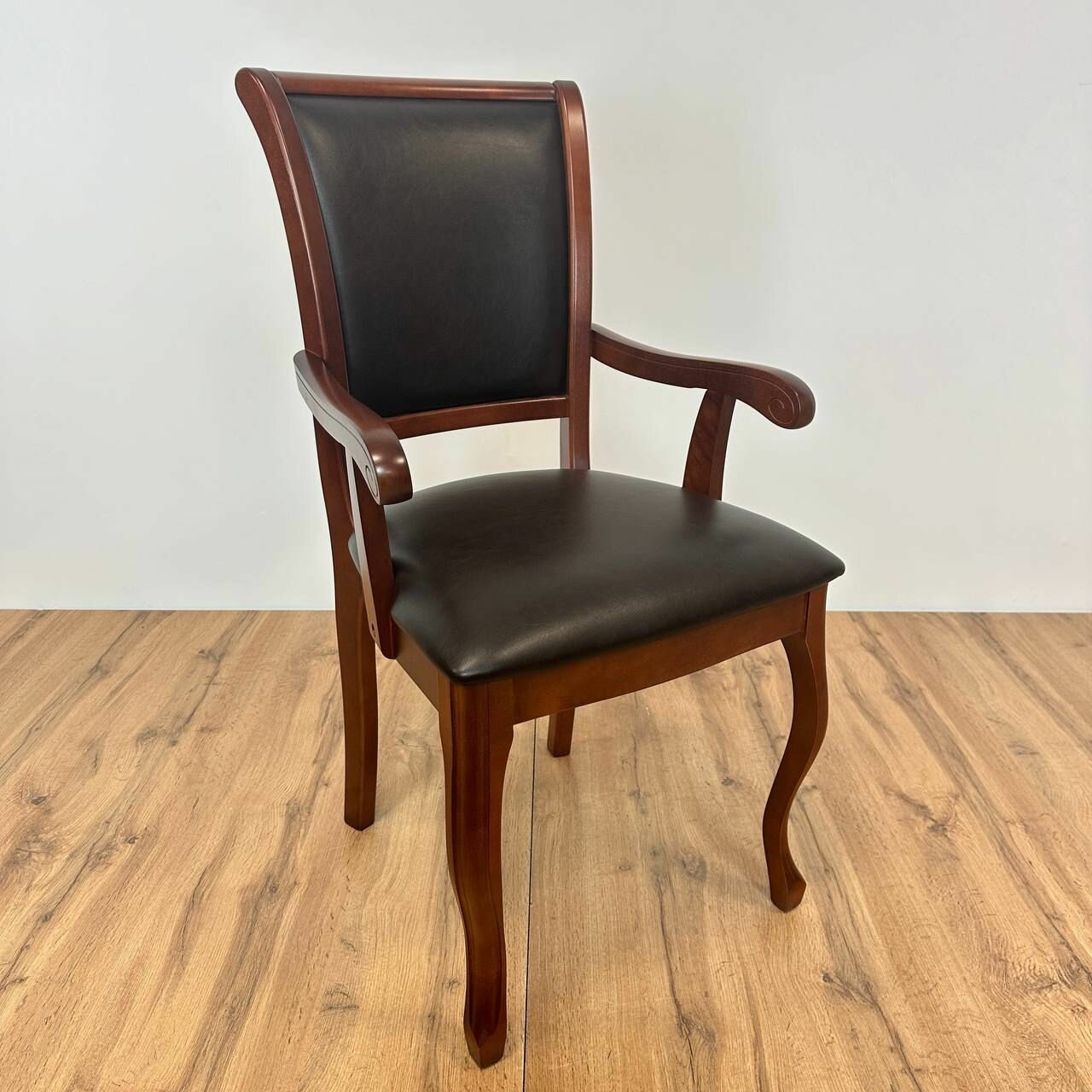 фото Кресло для кухни и гостиной MONCEAU. Стул деревянный, с подлокотниками, тон 9м. Обивка спинки и сидения кожзам Pegas Espresso. Для столовой, кухни, кабинета, гостиной, кафе, ресторана.