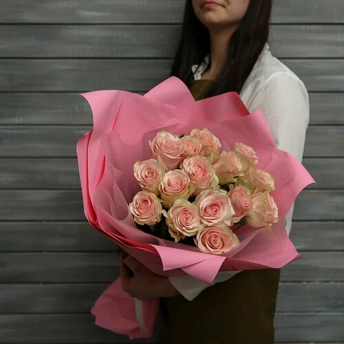 Изображение товара Букет живых цветов из 15 нежно-розовых роз в упаковке Эквадор 60 см