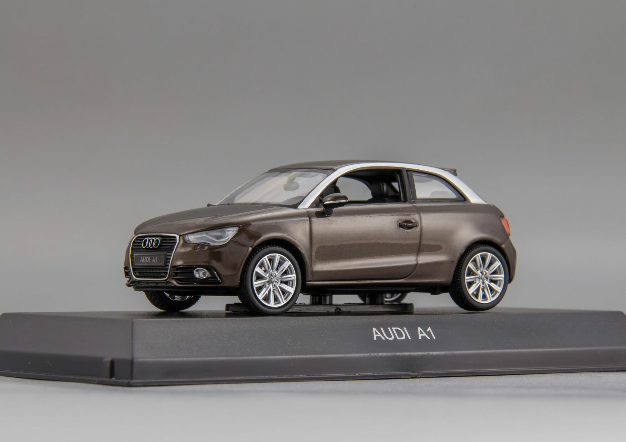 1:43 Audi A1 2011, Коллекционная масштабная модель от Kyosho — фото 1