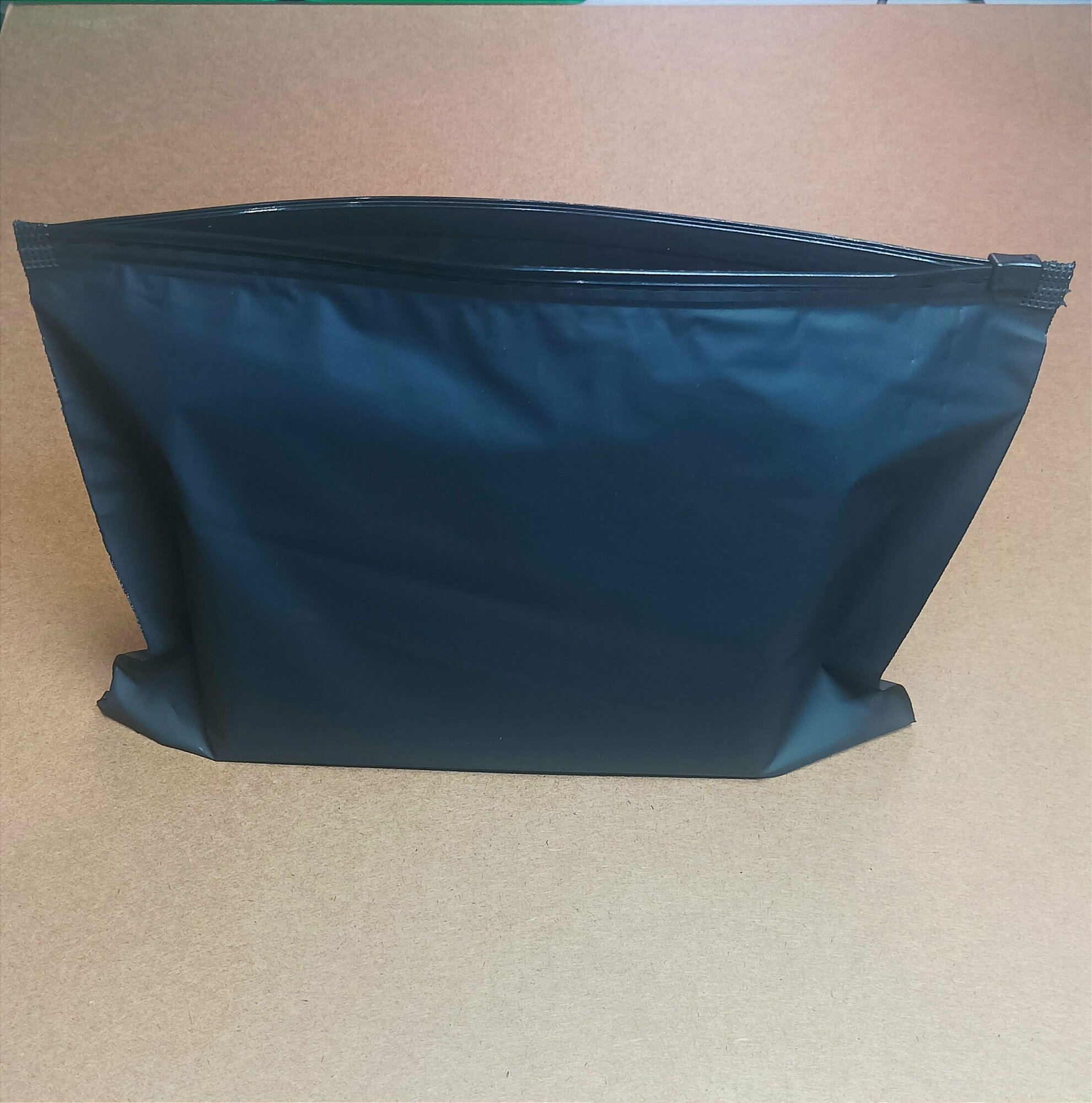 Пакет с бегунком для одежды 25х17 см (EVA черный) - фотография № 1