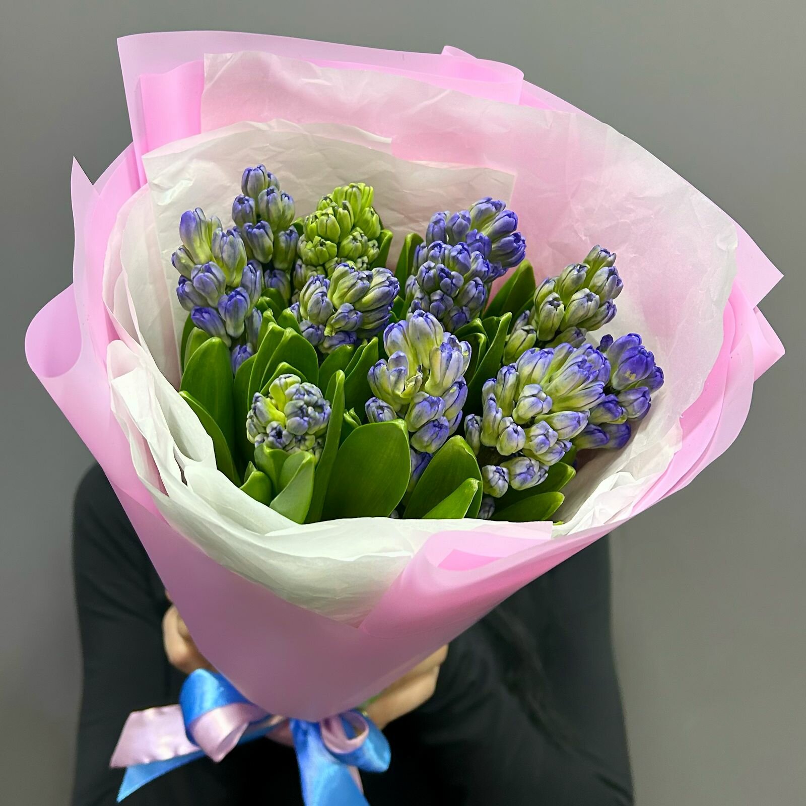 Букет из 11 синих гиацинтов в розовой пленке в двухслойной упаковке