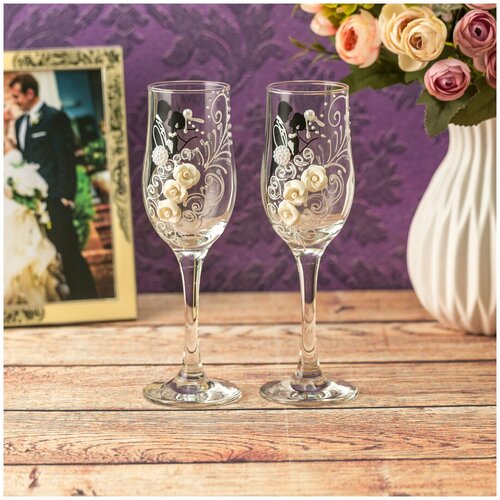 Свадебные бокалы с силуэтами молодоженов, белыми розами, узорами и перламутровыми жемчужинами