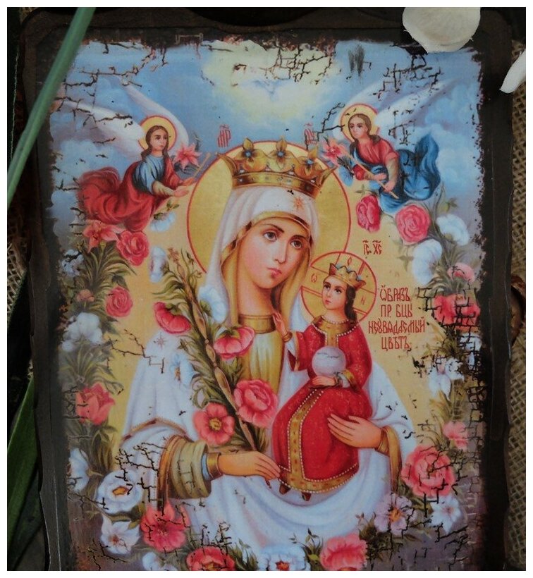 Икона Пресвятой Богородицы Неувядаемый Цвет (мешковина) высотой 10 см