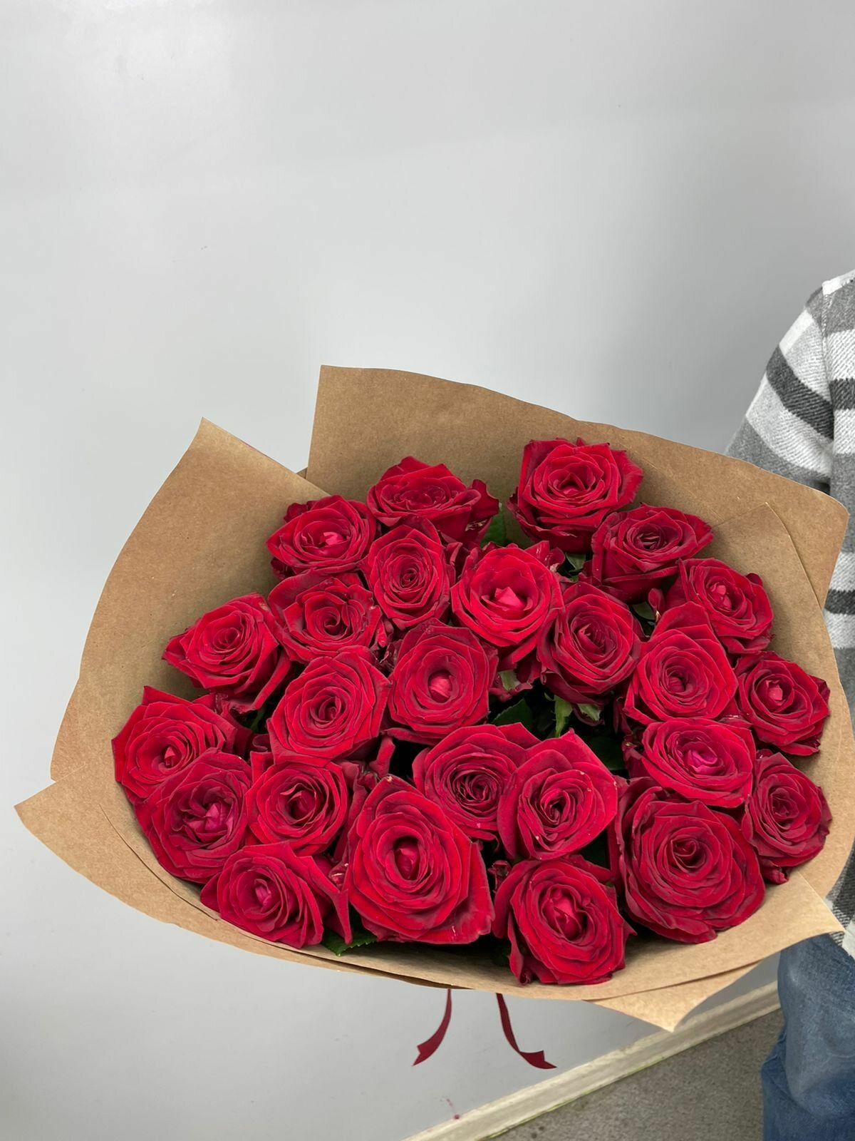 Цветы живые букет из 25 красной розы 70 см с атласной лентой
