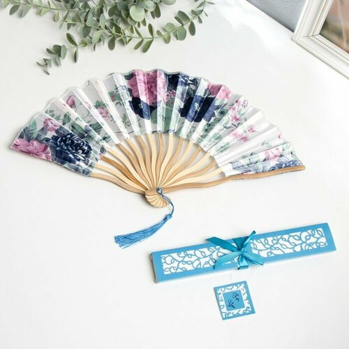 Веер бамбук текстиль h21 см изгиб с кистью Цветы в коробке голубой 794₽