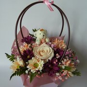 Композиция из розы, хризантемы и гипсофилы Цветы в сумочке с игрушкой 1