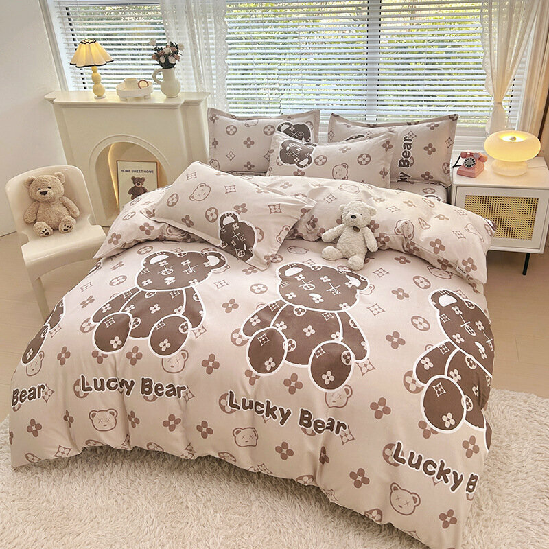 Этот комплект постельного белья из кашемира из четырёх предметов подойдёт для студенческих общежитий и домов. Он подходит для кровати шириной 1,5 метра, а размер пододеяльника составляет 150*200 см.