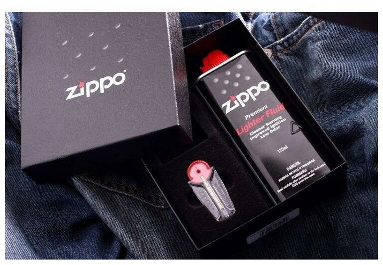 Подарочный набор ZIPPO ( Зажигалка ZIPPO 29409 Classic, чёрная, с покрытием Black Matte + кремни + топливо, 125 мл ) - фотография № 5